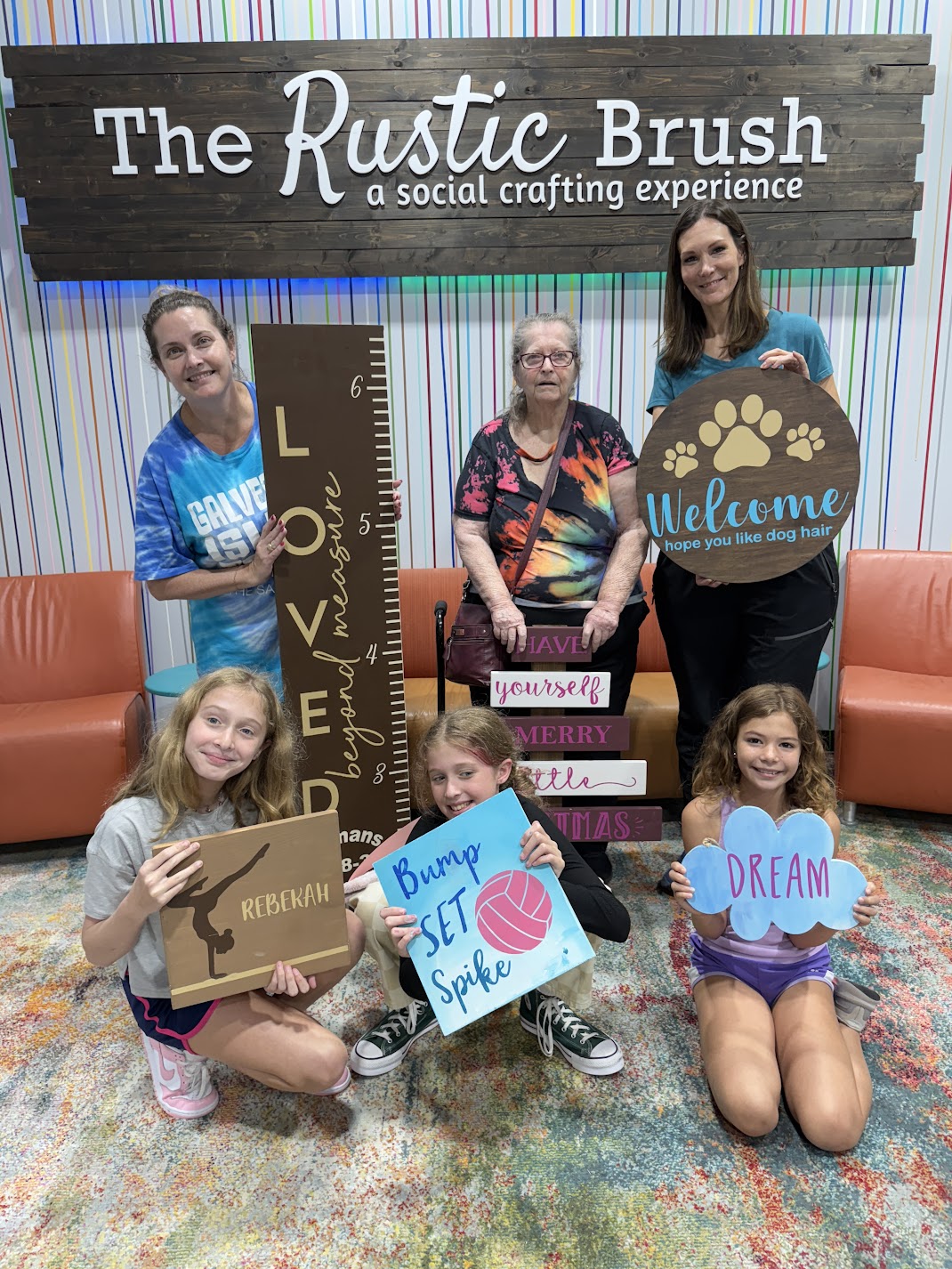 DIY wood sign projects displayed by participants in craft class